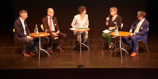 Tavola rotonda sull'amministrazione digitale con Marcel Salathé, Hannes Germann, la moderatrice Felicie Notter, Chantal Weidmann Yenny e Peppino Giarritta (da sinistra a destra).