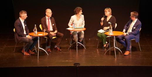 Table ronde sur l'administration numérique avec Marcel Salathé, Hannes Germann, l'animatrice Felicie Notter, Chantal Weidmann Yenny et Peppino Giarritta (de gauche à droite).