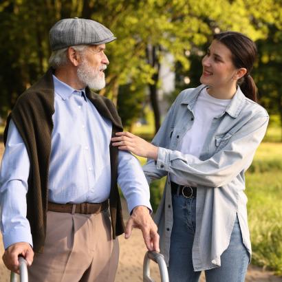Pflegende Angehörige: SGK-S unterstützt Ruf der Gemeinden nach Standards