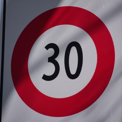 Città e Comuni ottengono un successo parziale sul limite di 30 km/h